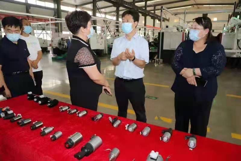 淫骚逼影院安阳市市长高永一行莅临我公司参观调研